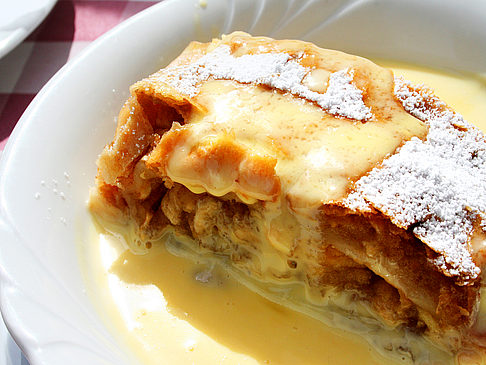 Typischer Apfelstrudel mit Vanilleso&szlig;e