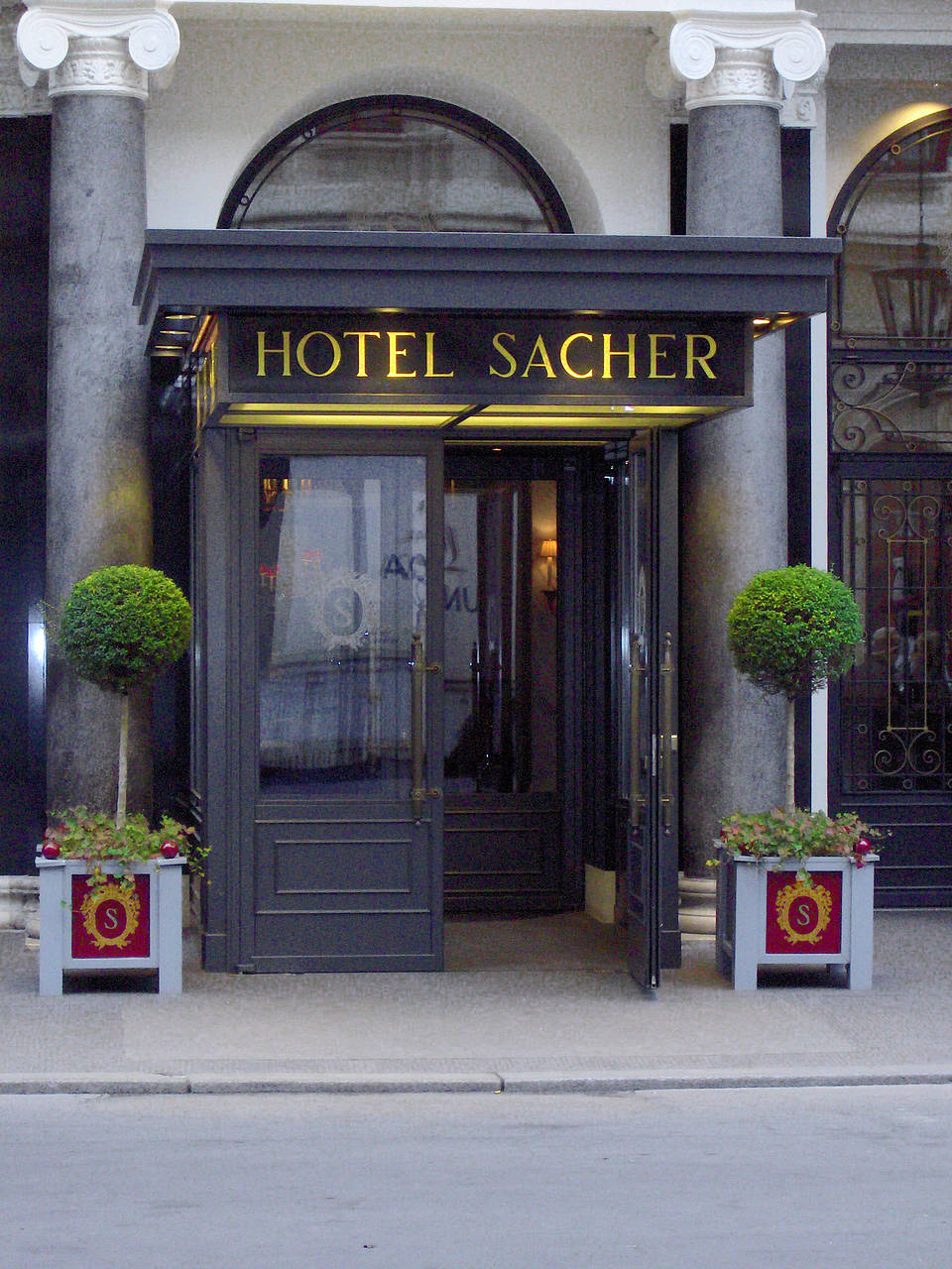 Eingang des ber&uuml;hmten Hotel Sacher