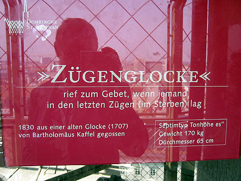Schild am Stephansdom Fotos