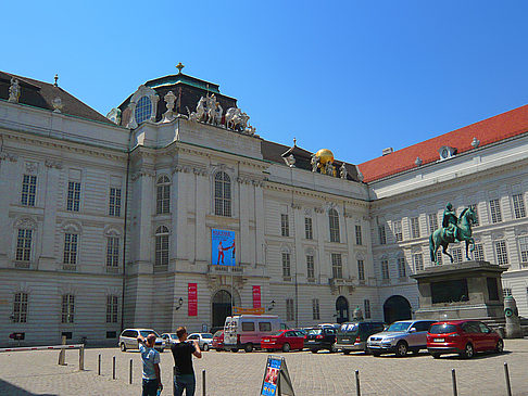 Österreichische Nationalbibliothek Foto Sehenswürdigkeit  Eingang der Bibliothek am Josefplatz